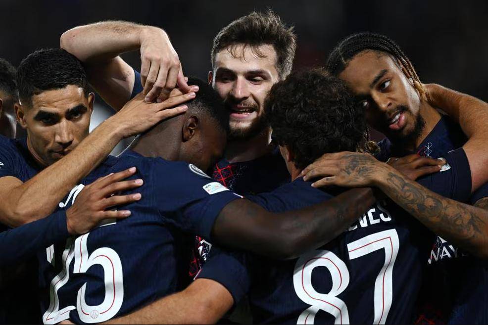  德甲常规赛对决在即！圣安东尼奥马刺演练定位球，切尔西密集防守应对